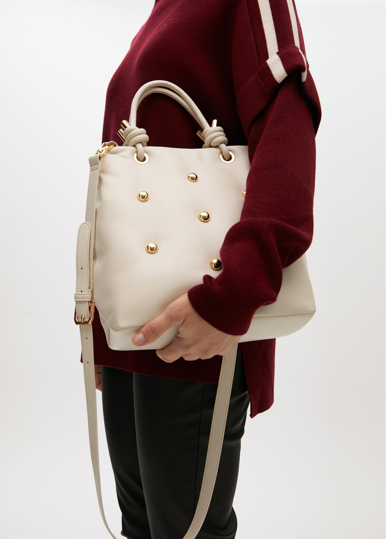 bolso-acolchado-efecto-piel-con-tachas-redondas-xl (6)